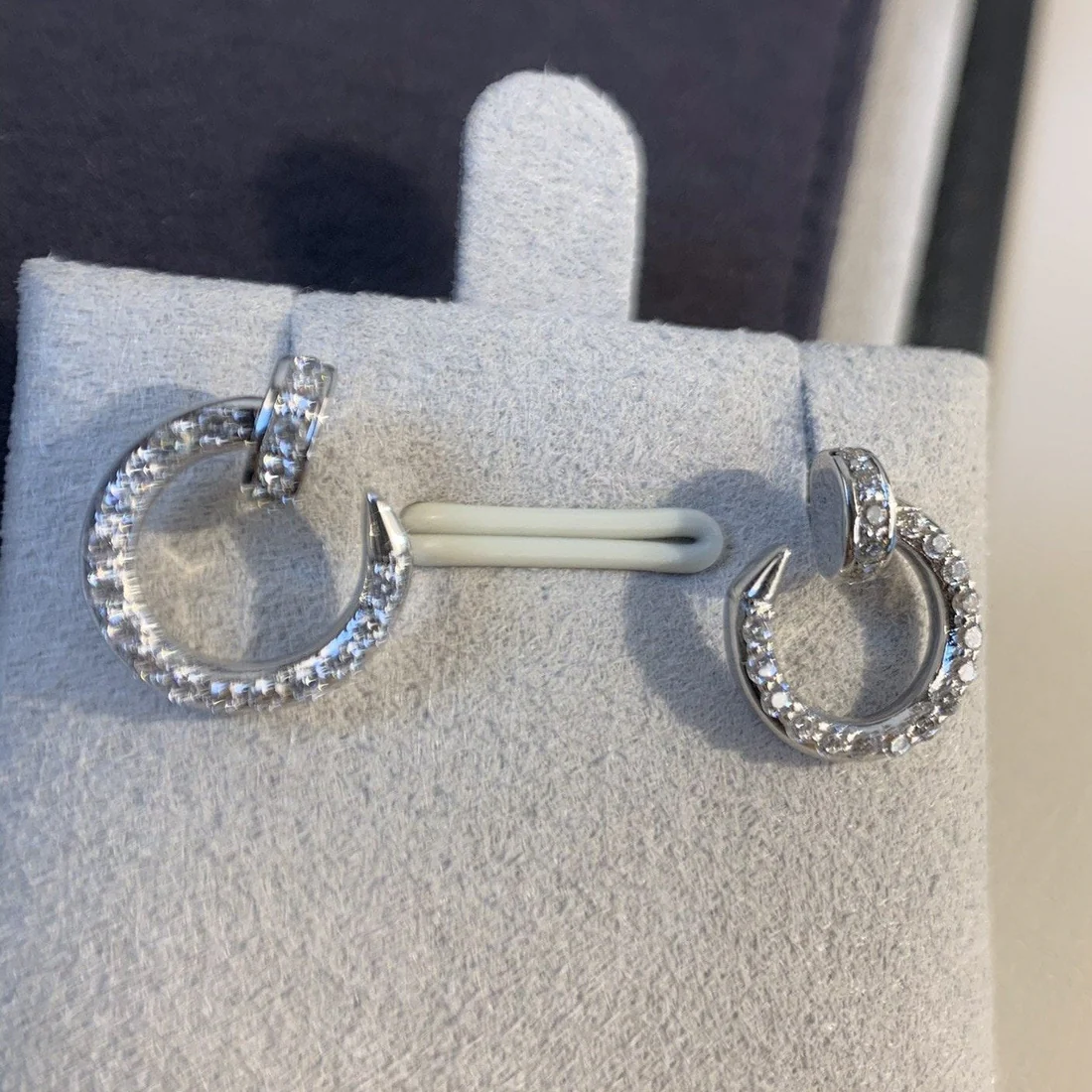 13281810072564172_73d321aa-a08e-4df9-b416-538d00f96293.webp JUSTE EARRINGS SILVER DIAMONDS - Image 1
