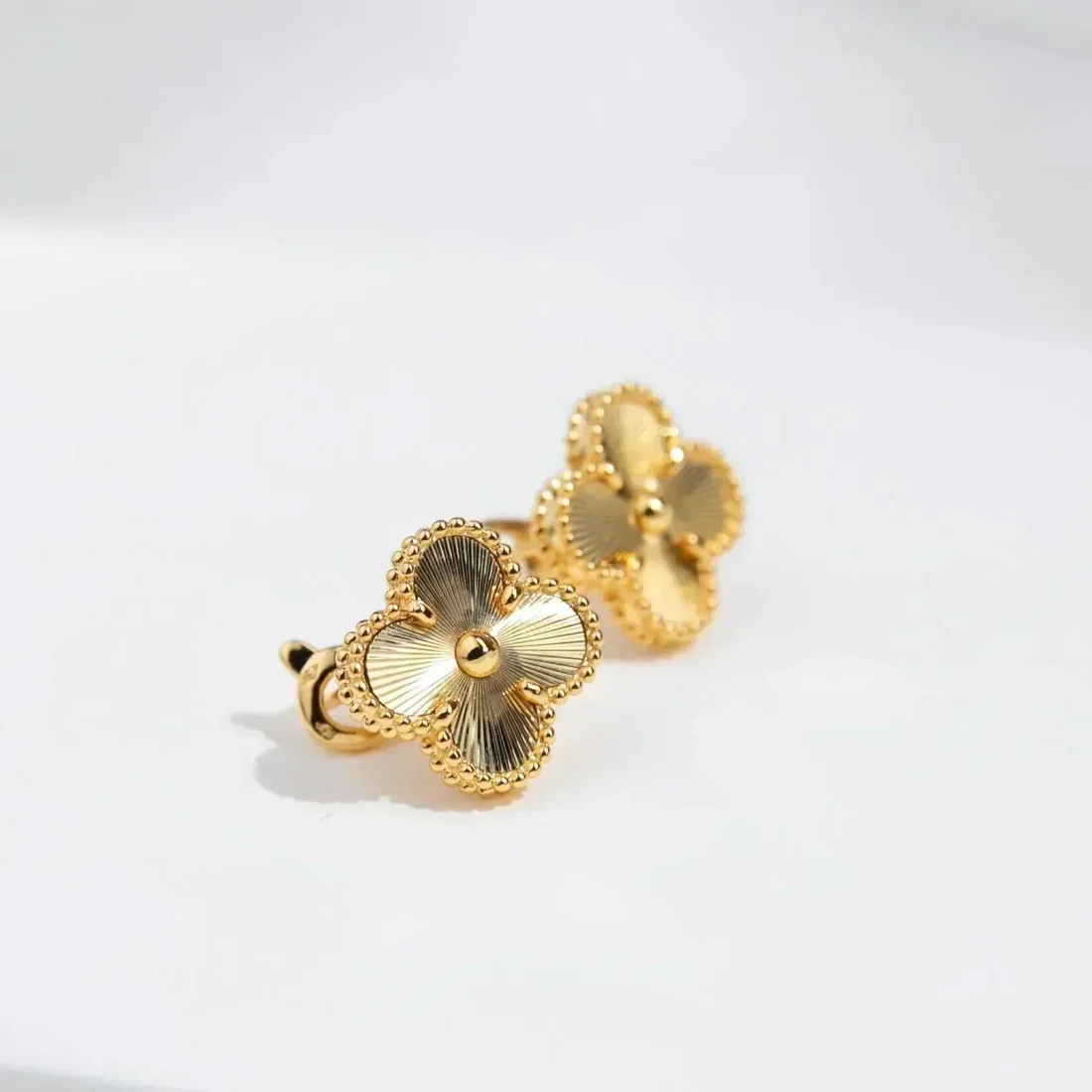 13287057025808271_6e43d633-7f4c-460e-ba04-171d11c540ef.webp CLOVER MEDIUM 1 MOTIFS LASER EARRINGS - Rose Gold - Image 1