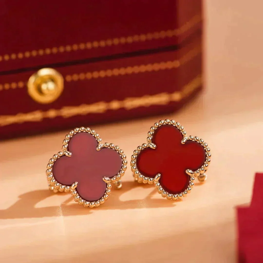 13306150764810824_c569a58f-6150-4562-a078-634b561e522b.webp CLOVER MEDIUM 1 MOTIFS CARNELIAN EARRINGS - Gold - Image 1