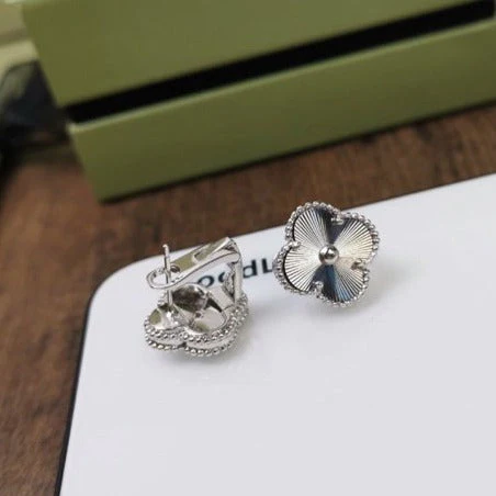 13336418329348932_3aa2dd61-5739-499d-97d9-1ff7b4e0978d.webp CLOVER MEDIUM STUD EARRINGS - Silver - Image 1