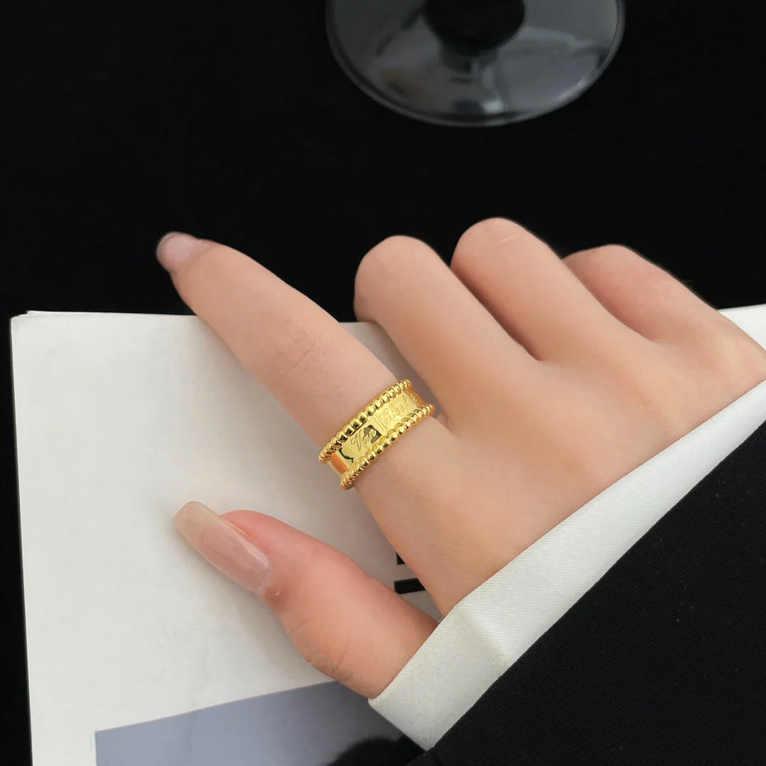 13341915875794078_ea6b9bc3-f816-44bf-906a-c78e7a545d28-1.webp PERLEE SIGNATURE RING - Gold - Image 1