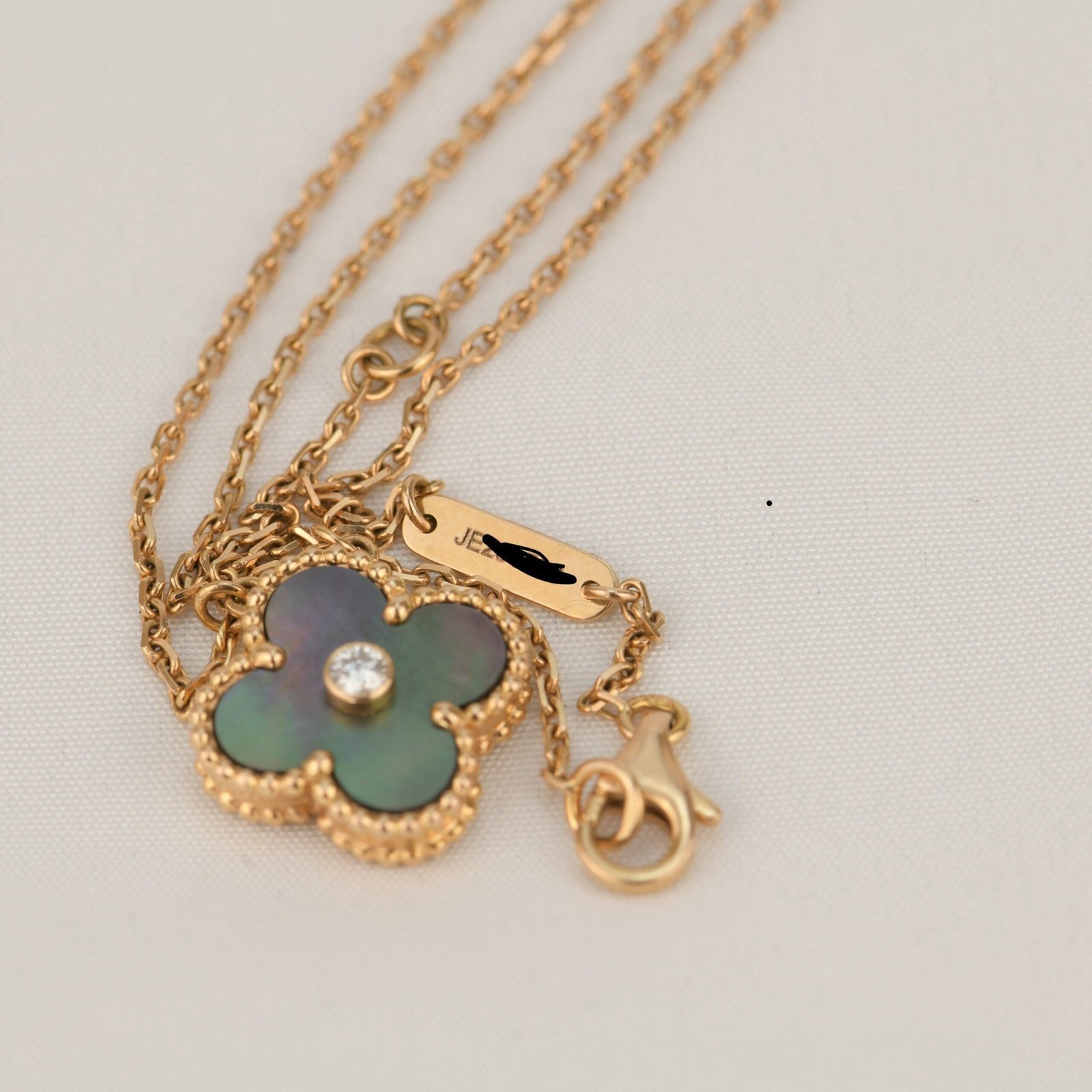DSC_5731-scaled_a8544911-776e-4319-b4a2-49f1e6923d62-2.jpg CLOVER 15MM DIAMOND AND MOTHER-OF-GREY NECKLACE - Rose Gold - Image 1