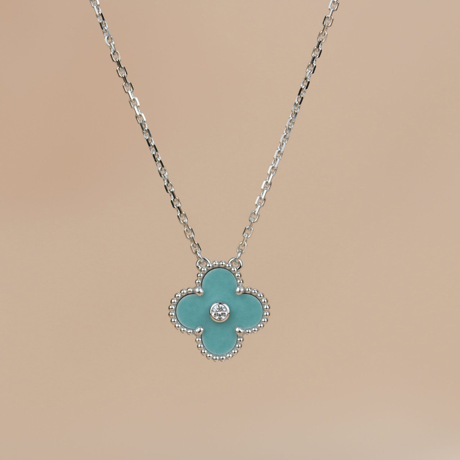 DSC_8722-scaled_ff71de46-7a2b-4440-a770-923ee90855a4.jpg CLOVER 15MM DIAMOND SVRES PORCELAIN NECKLACE SILVER - Silver - Image 1