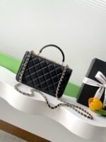 CC FLAP BAG 19 IN BLACK CALFSKIN GOLD HARDWARE - Image 8