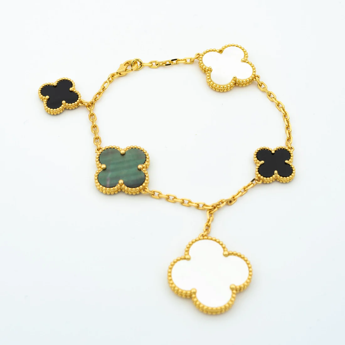 KH06468_fa6cecd7-9e46-429a-905a-482a89deb264.webp CLOVER BRACELET 5 MOTIFS ONYX MOP - 19 - Image 1