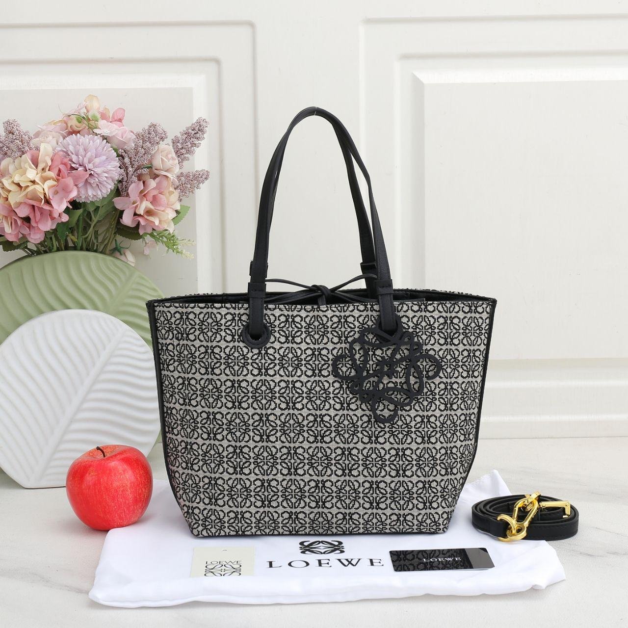 WhatsApp Image 2026-06-04 at 19.06.45 (1) Monochrome Élite, 38cm Luxury Designer Bag - Image 1