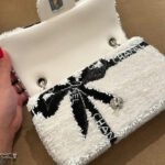 CHANEL 25S FLAP BAG 20 CM IN WHITE SEQUINS WITH BLACK BOW - Image 4