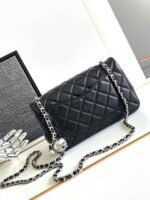 CC SMALL 20 FLAP BAG IN BLACK CALFSKIN - Image 11