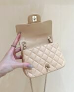 CHANEL 25S FLAP BAG 17 CM IN LIGHT BEIGE LAMBSKIN WITH GOLD HARDWARE - Image 16