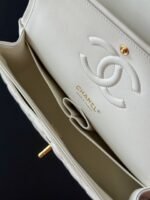 CHANEL 25S CLASSIC FLAP BAG 25 CM IN WHITE LAMBSKIN WITH GOLD HARDWARE - Image 6