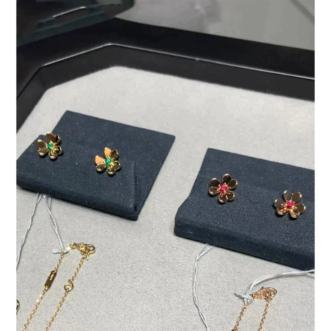 van-cleef-arpels-frivole-earrings-mini-model-rose-gold-ruby-vcarp7sa00-coral-2_311c0a40-a5d2-4f83-80e4-84b5834c2695.webp FRIVOLE FLOWER PINK EARRINGS - Rose Gold - Image 1