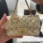 CC CLASSIC FLAP BAG 13 IN GOLD LAMBSKIN WITH PEARL HEART CHARM - Image 17