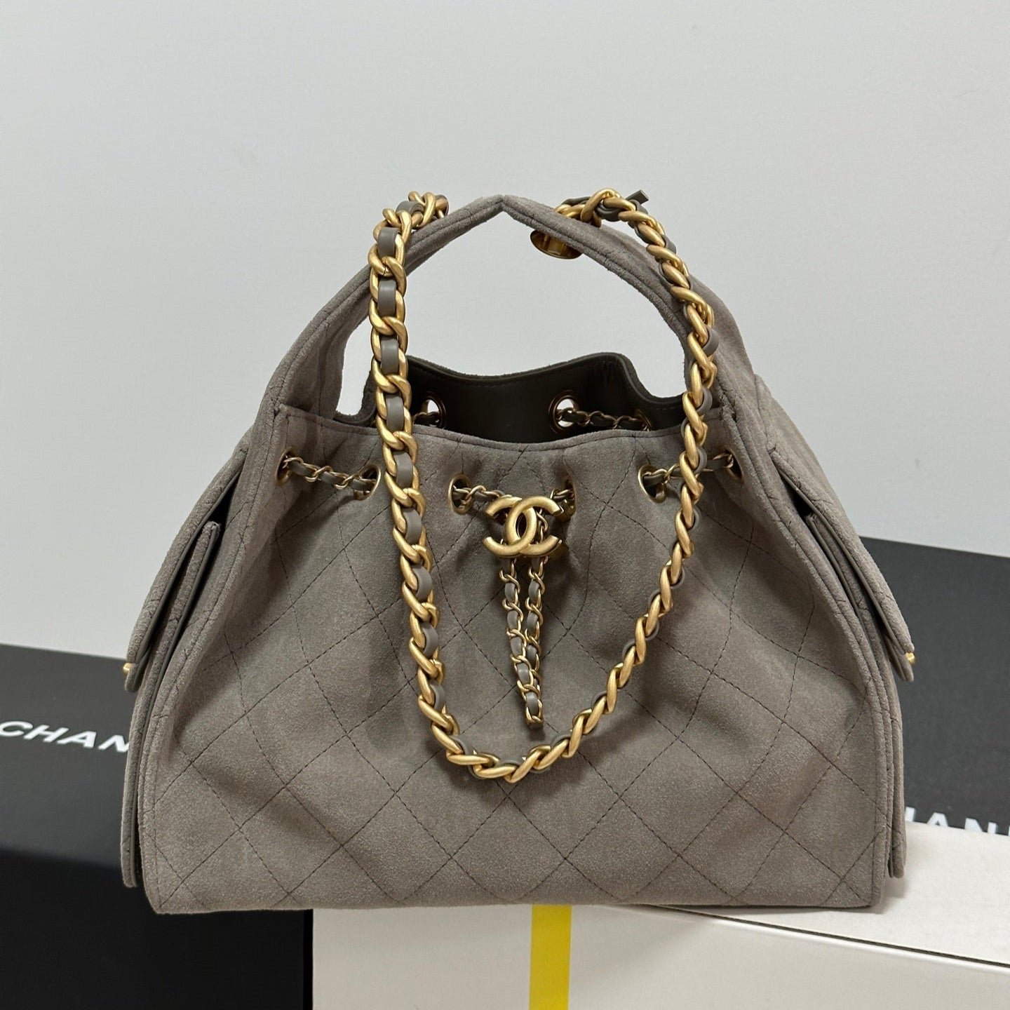 img_b885826e_20250121_i1737453608393_6232_0_0_jpg CC 25 HANDBAG 30 IN NATURAL GREY SUEDE GOLD HARDWARE - Image 1