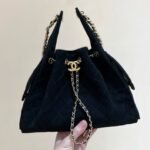 CC 25 HANDBAG 30 IN BLACK SUEDE GOLD HARDWARE - Image 10