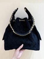 CC 25 HANDBAG 40 IN BLACK SUEDE GOLD HARDWARE - Image 2